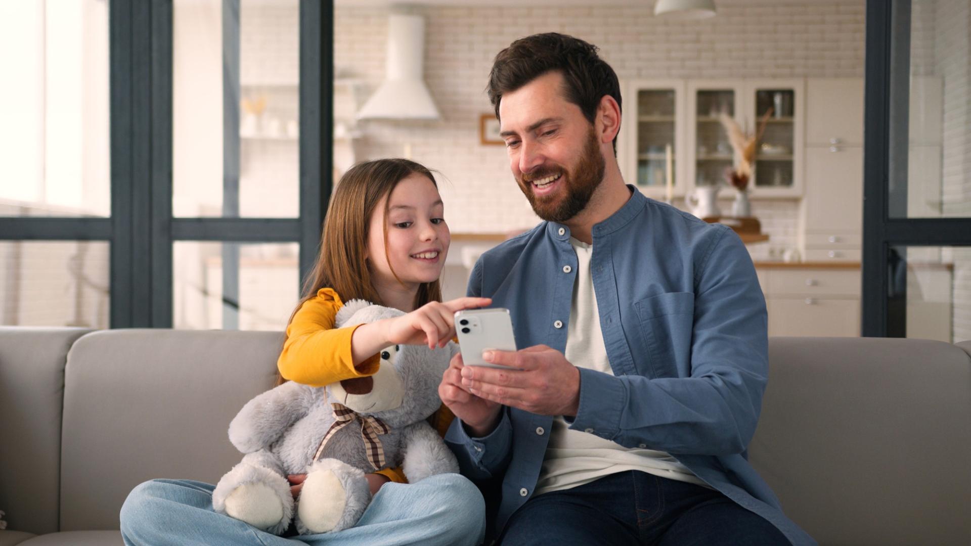 Papa und Kind am Handy